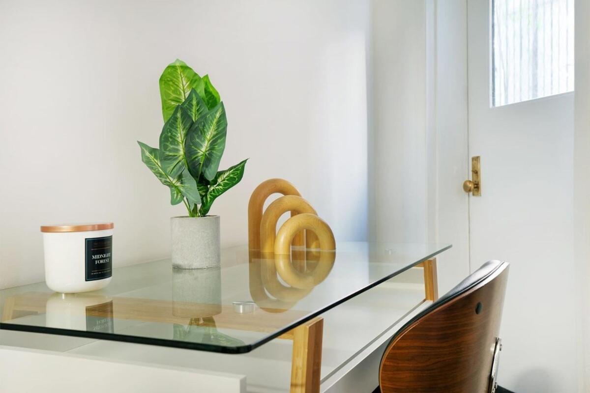 74-1c New With Private Outdoors - Gym Appartement