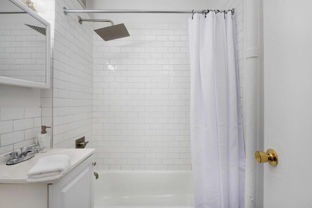 74-1c New With Private Outdoors - Gym Appartement *